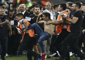 Türkiyə Super Liqasında azarkeş meydanda futbolçuya təpik vurub - Foto