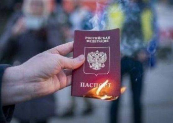 Rusiya vətəndaşı Gürcüstanda pasportunu yandırdı - Video