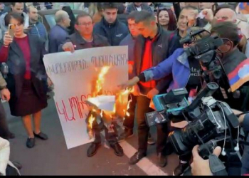 Ermənistan müxalifəti “sülh müqaviləsi”ni yandırdı - Video