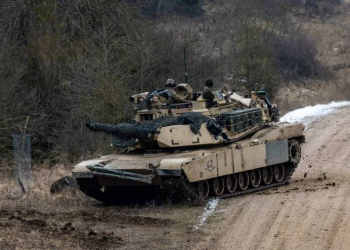 Pentaqon M1 Abrams tankının havadan yanacaqla doldurulmasını nümayiş etdirib