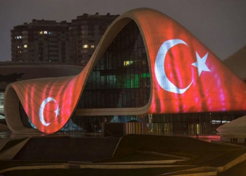 Heydər Əliyev Mərkəzi Türkiyə bayrağı ilə işıqlandırılıb - Yenilənib