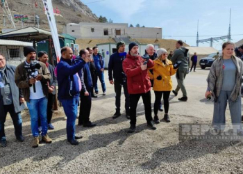 Xarici jurnalistlər Xankəndi-Laçın yolunda aksiya barədə məlumatlandırılıblar - Fotolar 