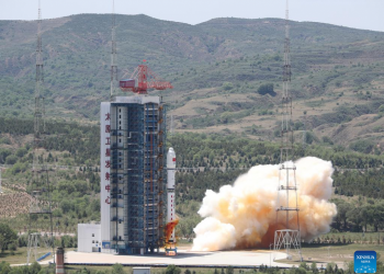 Çin kosmosa göyərtəsində rekord sayda peyk olan raket buraxıb