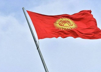 Qırğızıstan bayrağını dəyişir...
