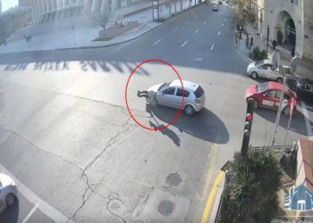 Bakıda “qırmızı”da keçən skuter sürücüsünü maşın vurdu - Anbaan video