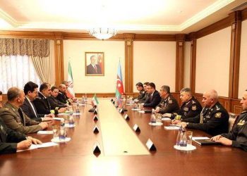 Azərbaycan müdafiə naziri İran HDQ komandanını qəbul edib
