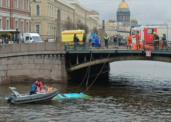 Sankt-Peterburqda avtobus körpüdən çaya düşüb, 3 nəfər ölüb - Hadisə anının videosu- Foto, Yenilənib