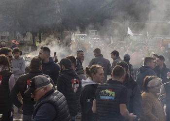 Fransada etirazçılar Gömrük İdarəsinin binasını yandırdılar
